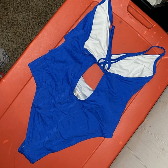 🔵 Cutout Cutie Swimsuit - Picture 2 of 3